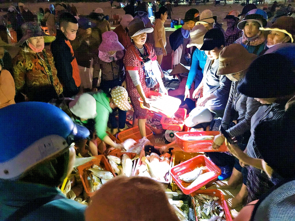 Chợ cá Tam Tiến luôn nhộn nhịp, đầy ắp cá - ẢNH: ĐỒNG DƯƠNG