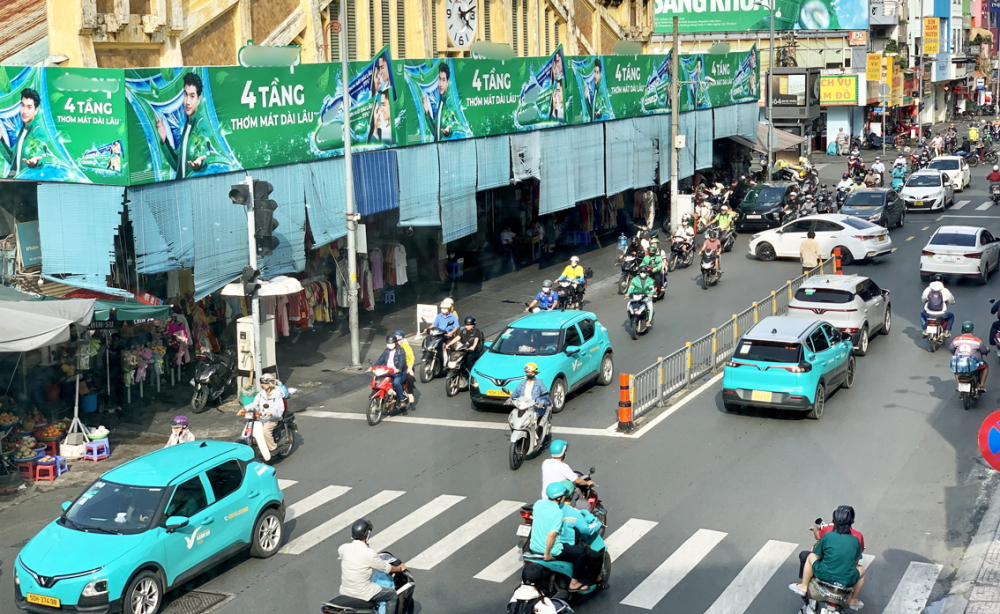 Giá xăng dầu tăng mạnh do căng thẳng địa chính trị ở Trung Đông khiến chi phí đi lại trở thành gánh nặng đáng kể đối với người dân. Nhưng chính điều này lại thúc đẩy người dân tìm đến xe điện như một giải pháp tiết kiệm và bền vững hơn.