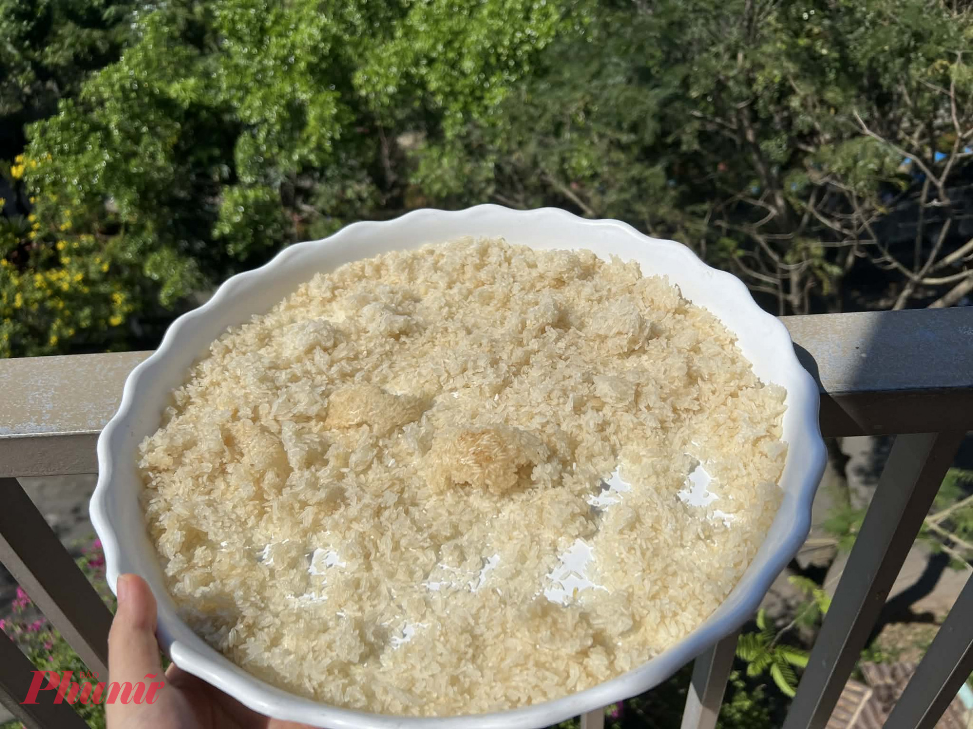 Phần cơm dư sẽ thường mang phơi để chế biến món cơm cháy chà bông, ruốc để dành ăn vặt