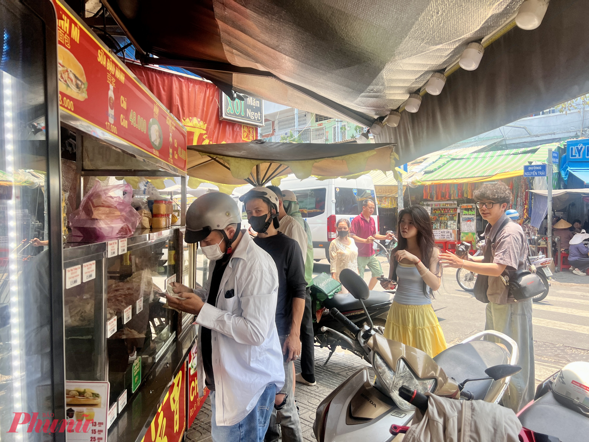 Tiệm bánh mì nằm tại khu vực giao thương đông đúc, trước khi mạng xã hội phát triển thương hiệu đã nổi tiếng trong cộng đồng người Hoa tại khu vực Chợ Lớn.