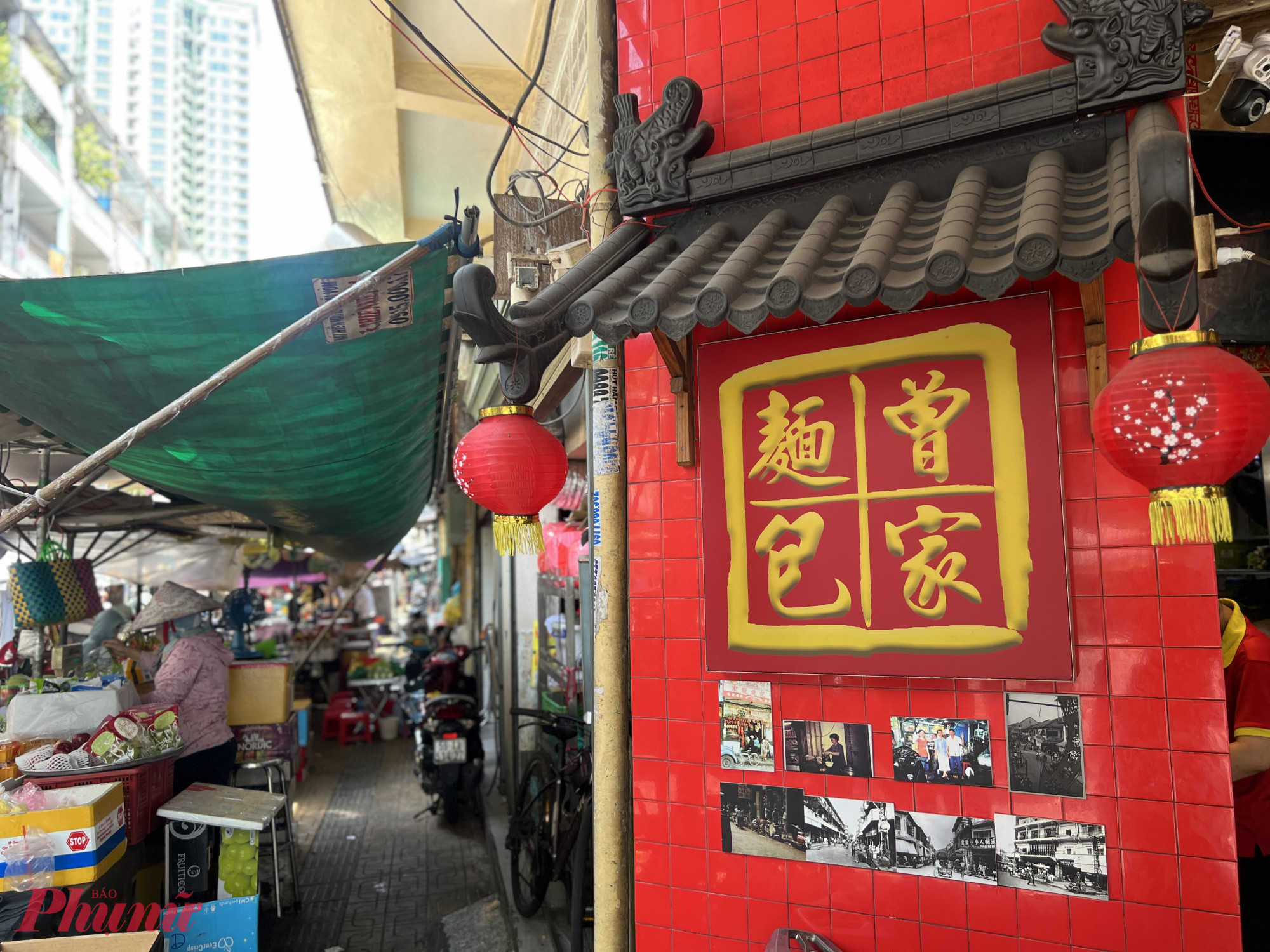 Một gốc trưng bày biển hiện của tiệm bánh mì Tăng đậm chất người hoa tại lối vào chợ Phùng Hưng.