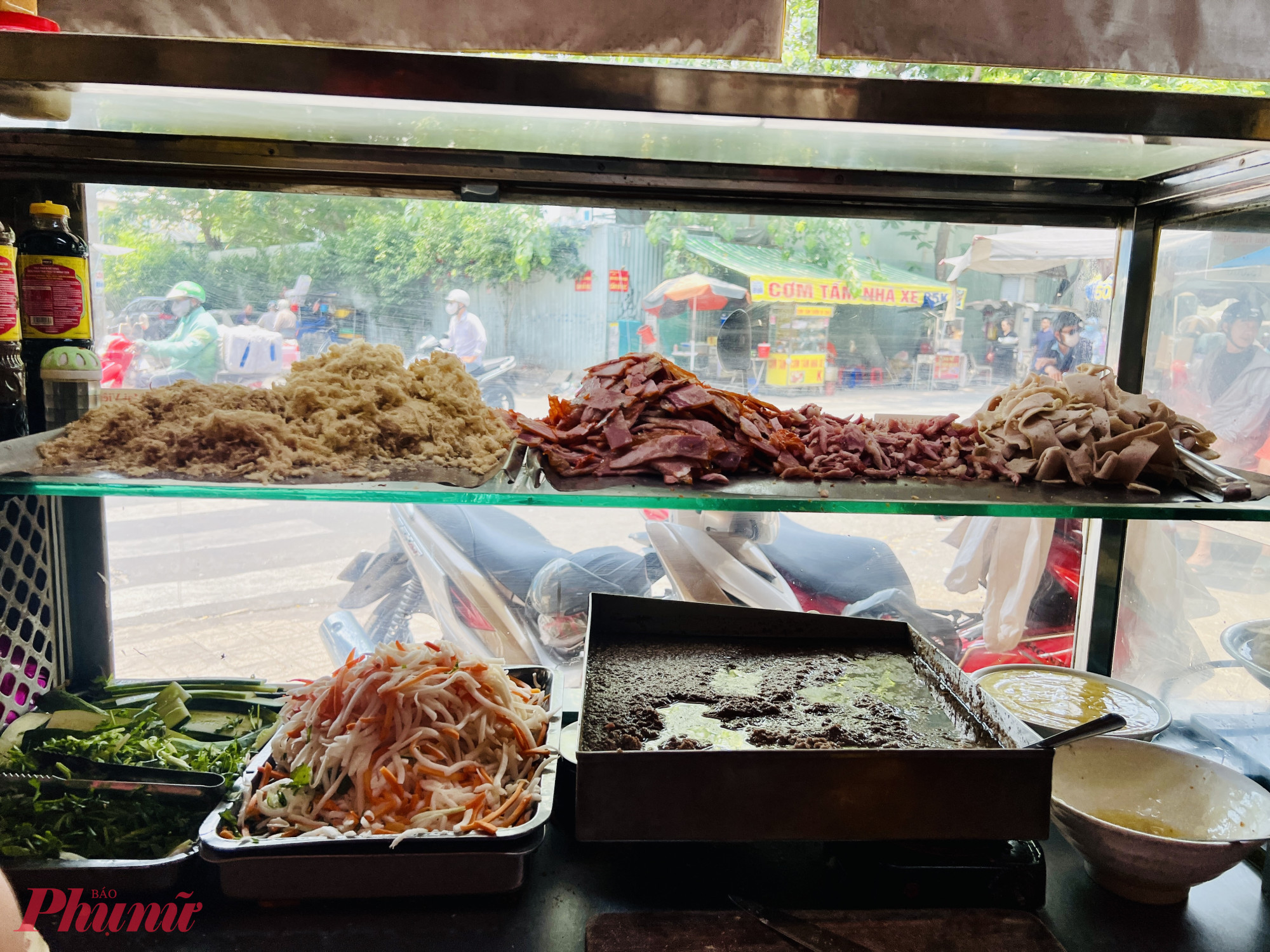 Điểm đặc biệt làm nên hương vị đặc trưng của bánh mì tăng là pa-tê, xíu mại được làm theo công thức riêng. Như pa-tê sẽ được nướng qua trước khi bán cho khách. 