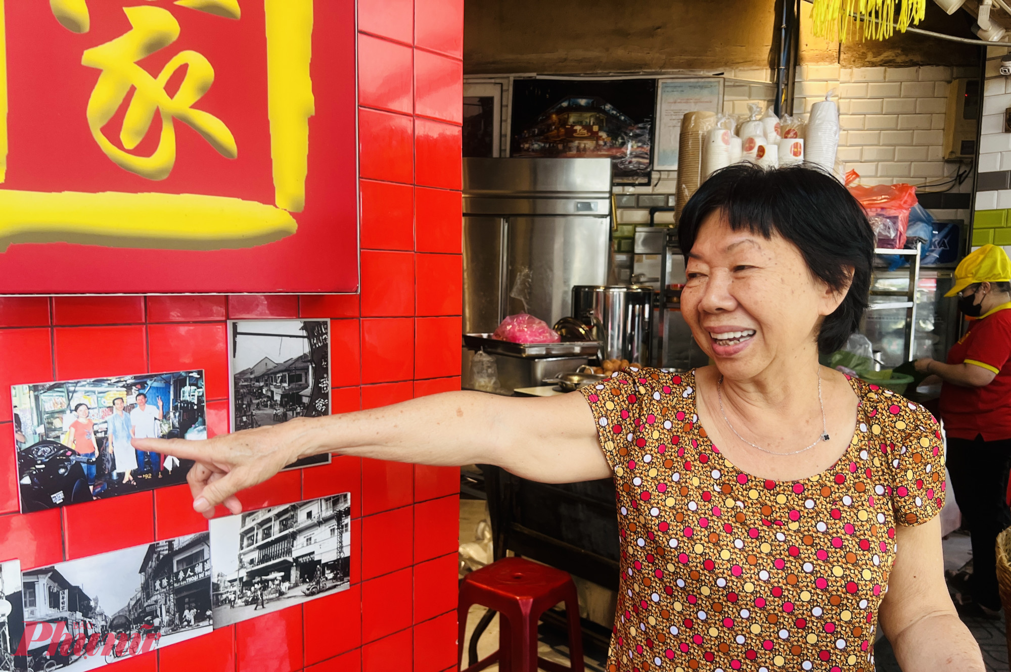 Một điểm nhấn thu hút thực khách là khu vực biển hiệu với dòng chữ viết hoa, dịch sang tiếng Việt là “Tiệm bánh của Tăng gia”. Không gian này trưng bày nhiều hình ảnh Chợ Lớn xưa qua các bức ảnh đen trắng và ảnh màu cũ, góp phần tái hiện ký ức một thời của khu phố.