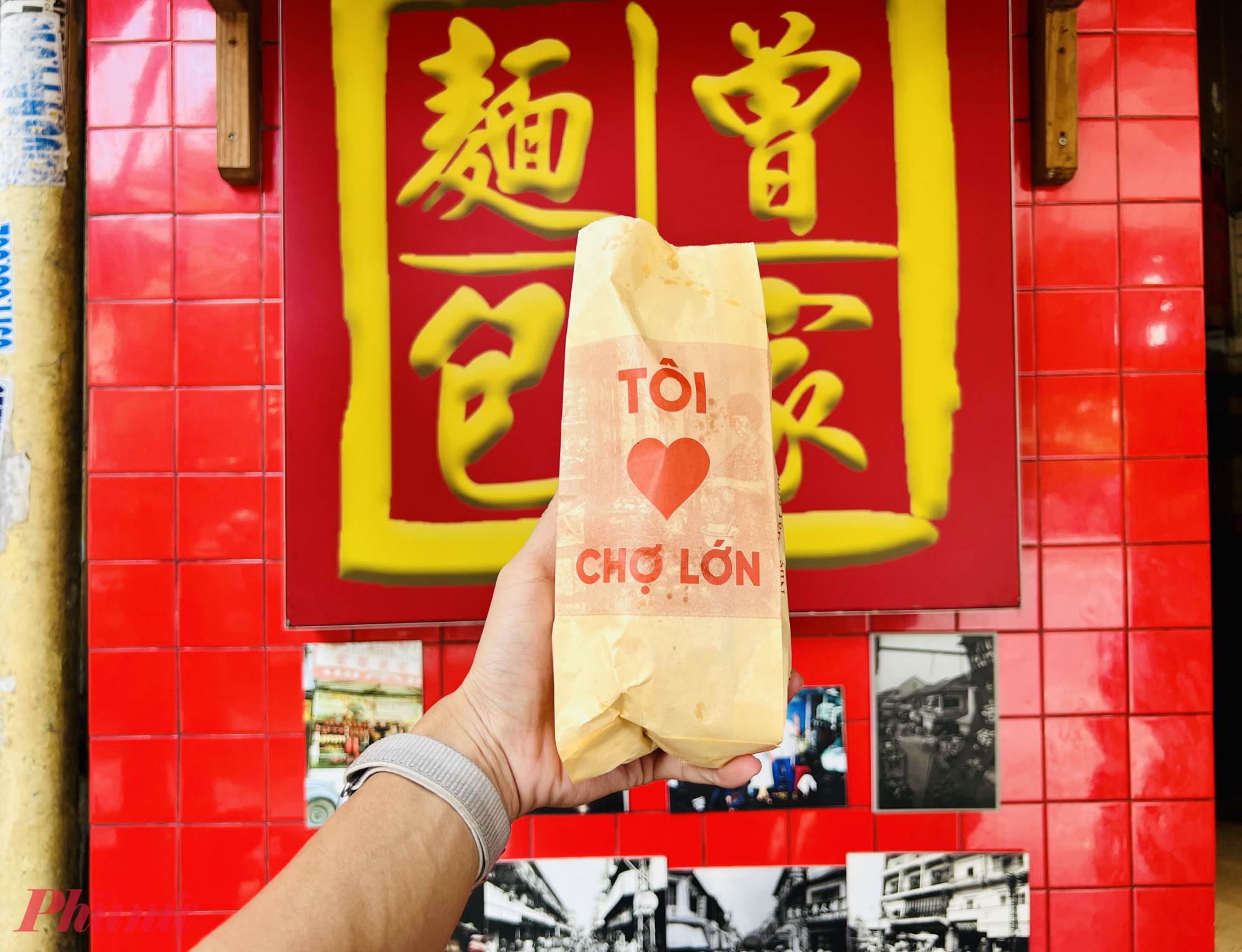 Khách hàng thích thú check-in bánh mì tại khu vực Chợ Lớn.