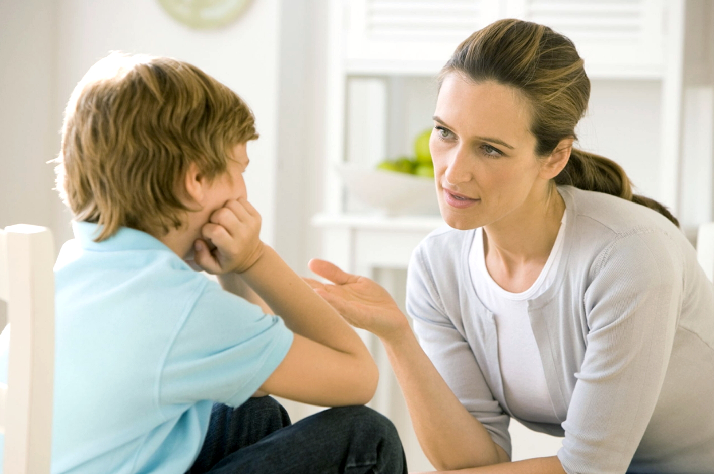 Cha mẹ nên nói chuyện với con cái về tác hại của ma túy từ sớm - Nguồn ảnh minh họa: Tetra Images/Getty Images