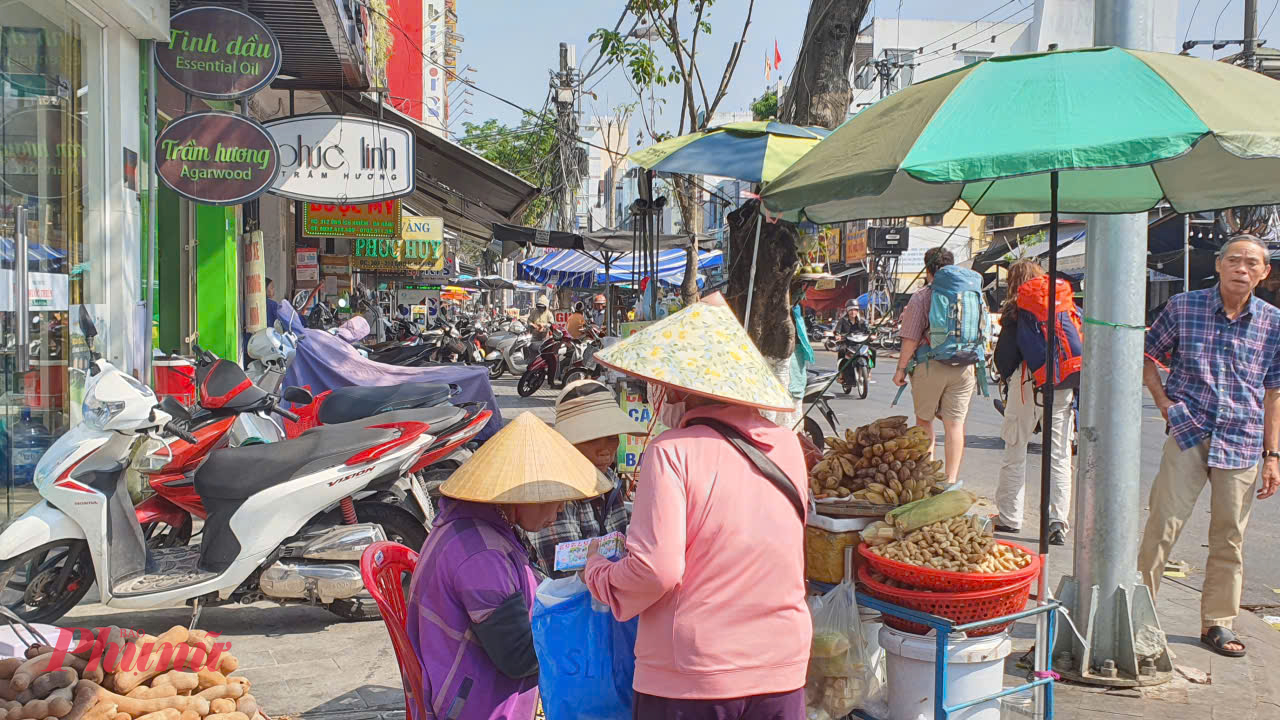 Trong khi đó, vỉa hè trên đường Ông Ích Khiêm, đoạn khu vực chợ Cồn.