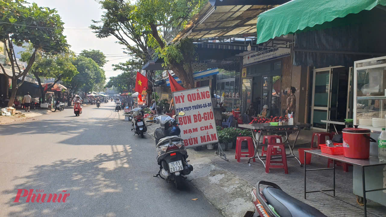 Các tuyến đường xung quanh chợ Cẩm Lệ được người dân tận dụng vỉa hè buôn bán.