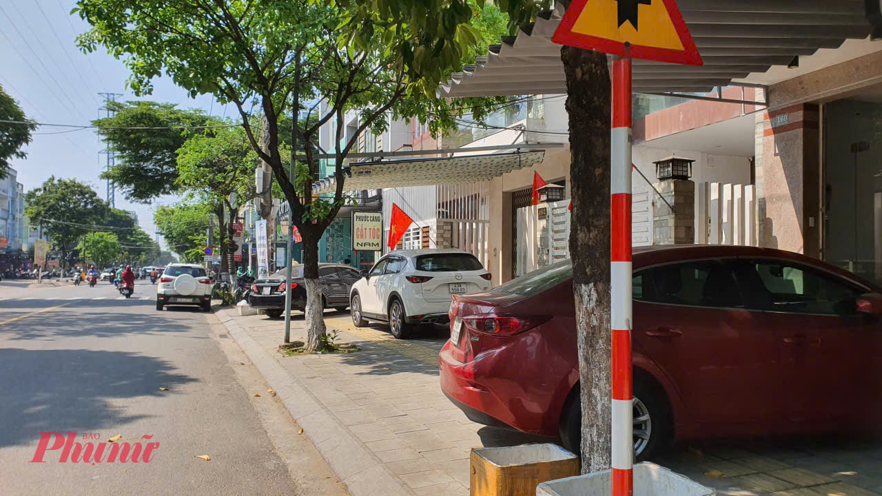 Nhiều gia đình đậu hẳn ô tô trên vỉa hè.