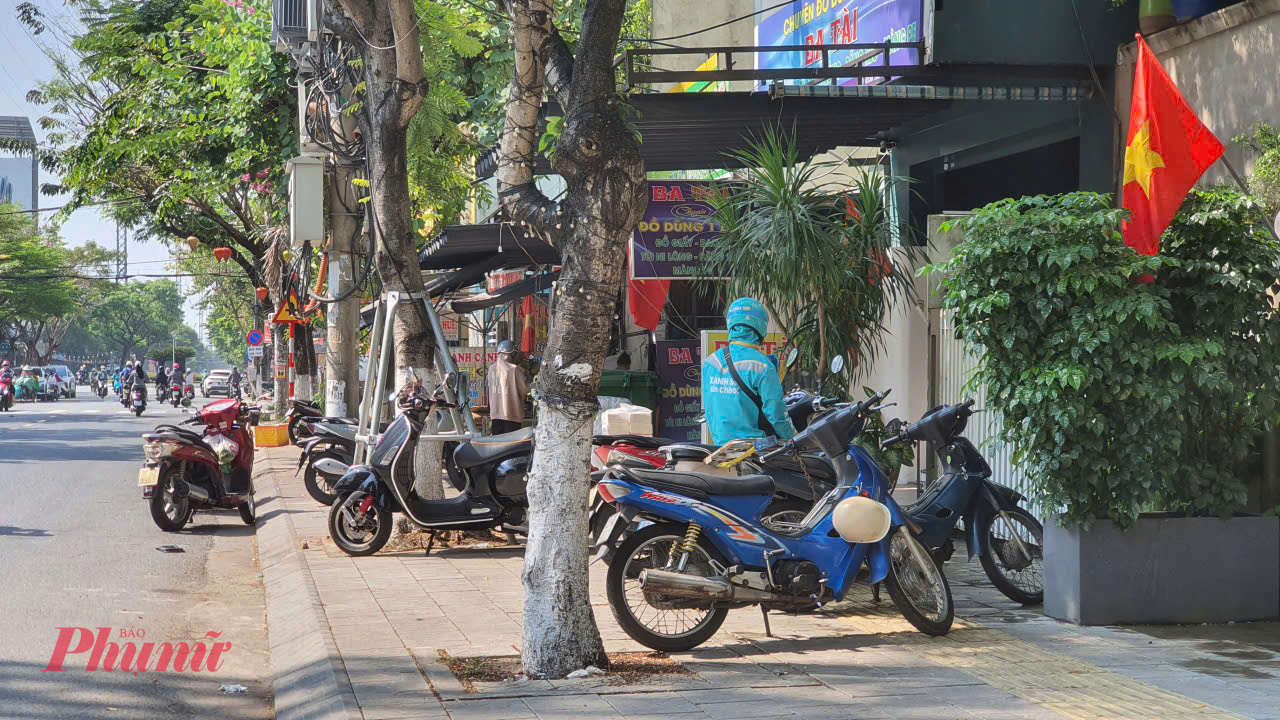 Phố buôn bán sầm uất trên đường Lê Thanh Nghị.