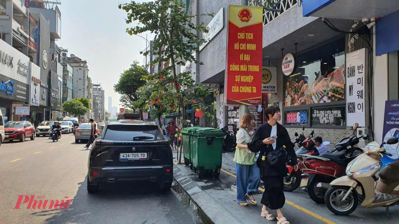 Khách du lịch đi trên vỉa hè đường Hùng Vương.