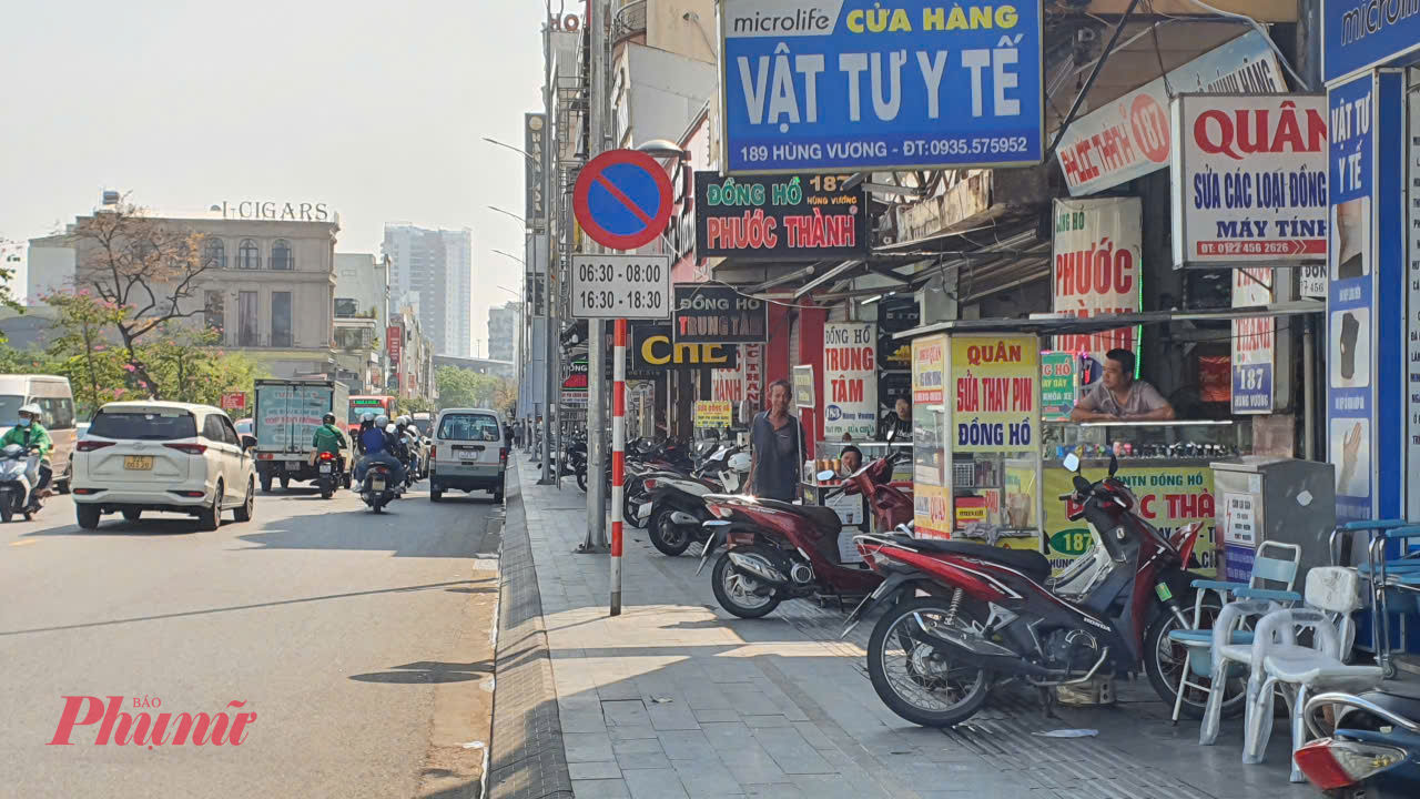 Vỉa hè trên đường Hùng Vương, tuyến đường buôn bán sầm uất bậc nhất Đà Nẵng.