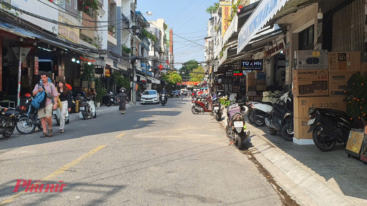 Các tuyến đường quanh khu vực chợ Cồn là nơi buôn bán sầm uất, được người dân tận dụng vỉa hè triệt để.