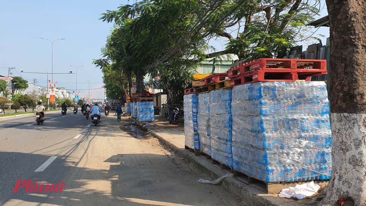 Tuy nhiên một số đoạn vẫn đang được người dân tập kết buôn bán.