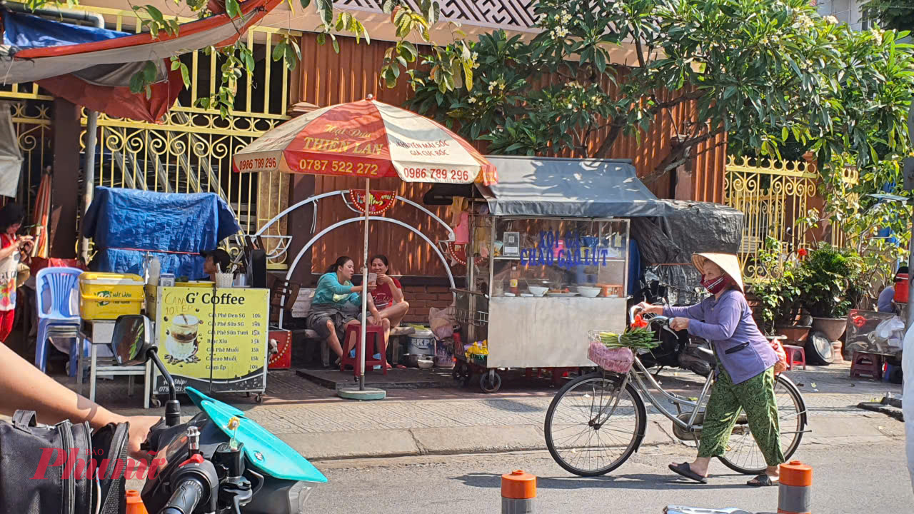 Những người buôn bán nhỏ lẻ trên đường Trần Cao Vân.