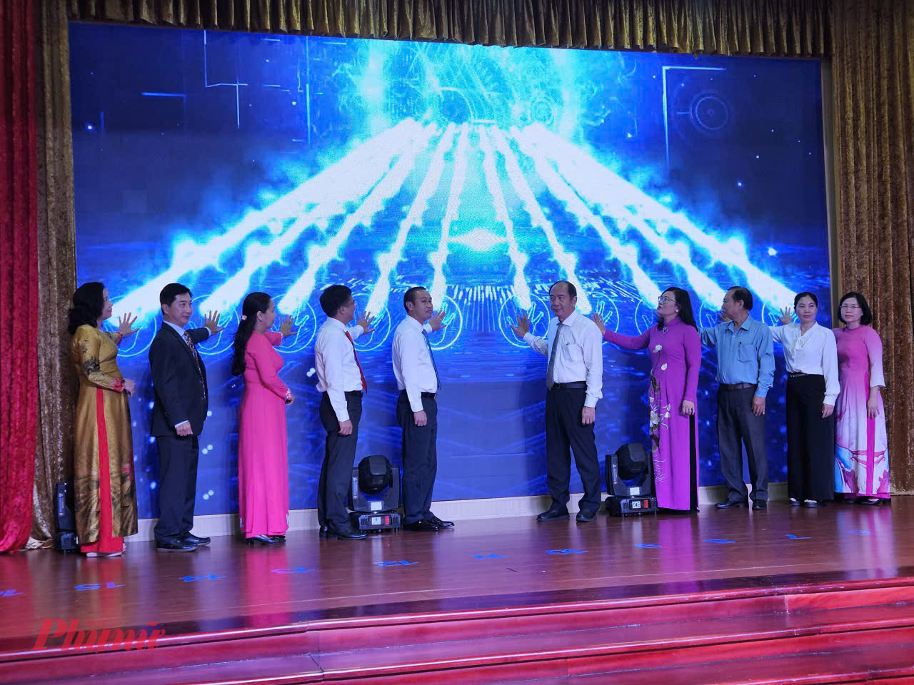 Lãnh đạo Sở Y tế TPHCM và lãnh đạo Bệnh viện Hùng Vương cùng với đại biểu ấn nút khánh thành 2 đơn vị mới.