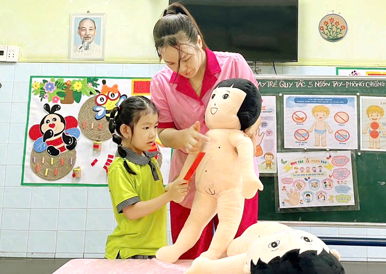 Cần thực hiện giáo dục giới tính ngay từ bậc mầm non Trẻ mầm non tại làng thiếu niên Thủ Đức trong một tiết học về giới tính