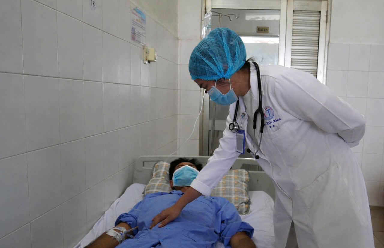 Các bác sĩ chăm sóc cho bệnh nhân... Ảnh: CTV