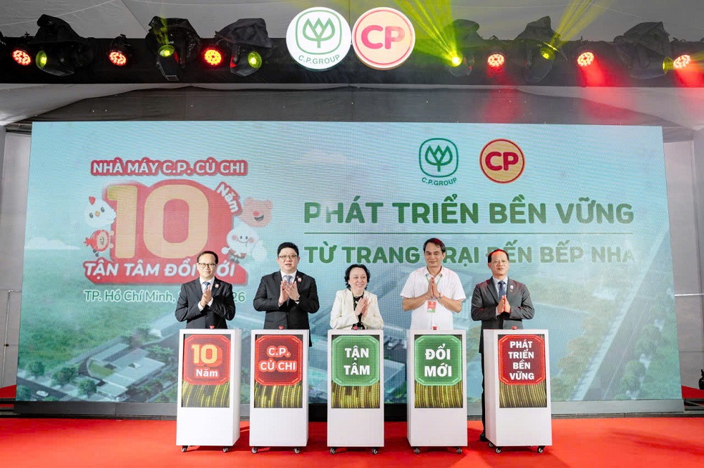 Các đại biểu và lãnh đạo C.P tại lễ kỷ niệm 10 năm thành lập Nhà máy C.P Củ Chi - Ảnh: C.P. Việt Nam