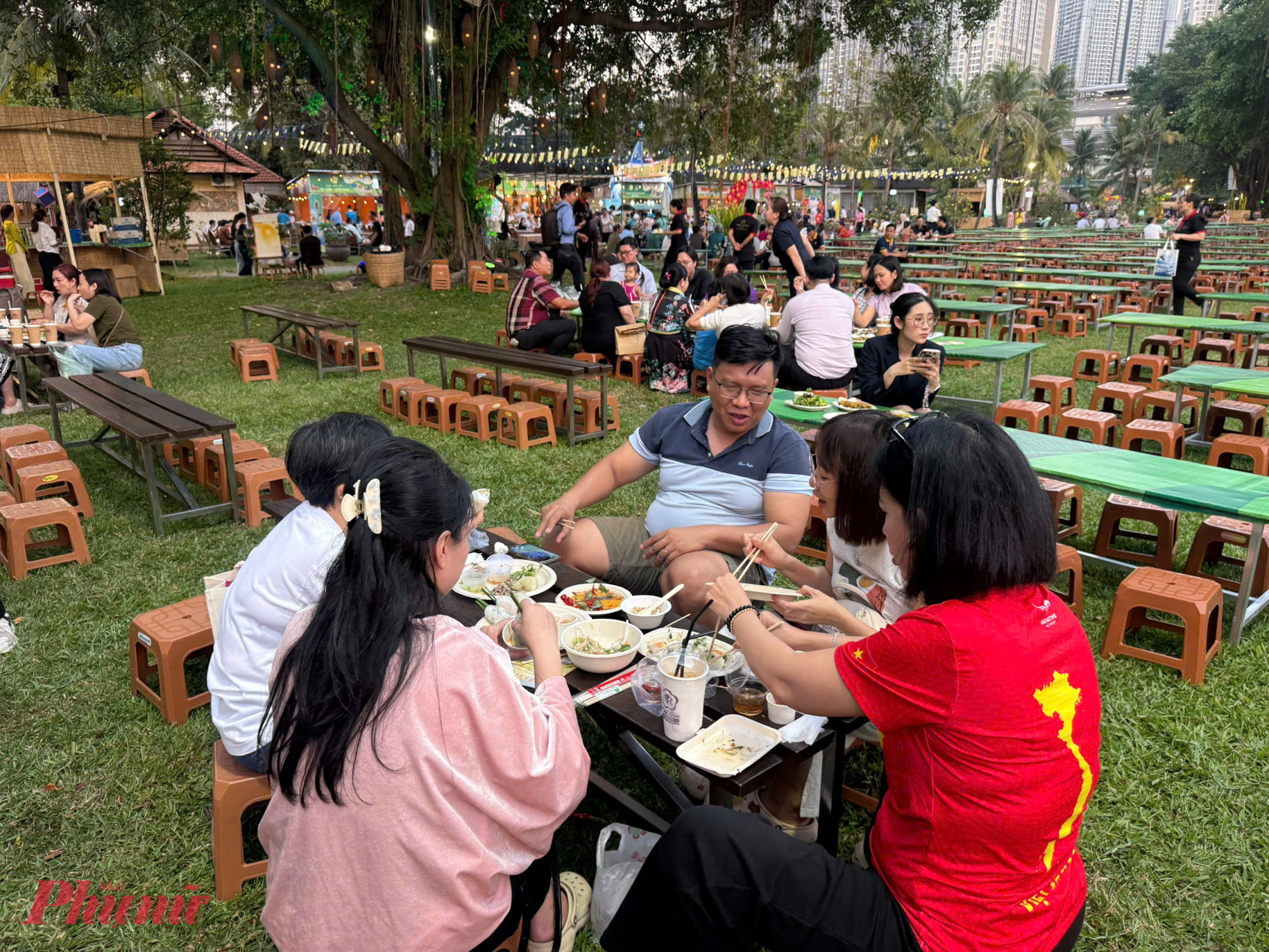 Ban tổ chức bố trí nhiều khu vực bàn ngồi cho khách thưởng thức ẩm thực tại Lễ hội.