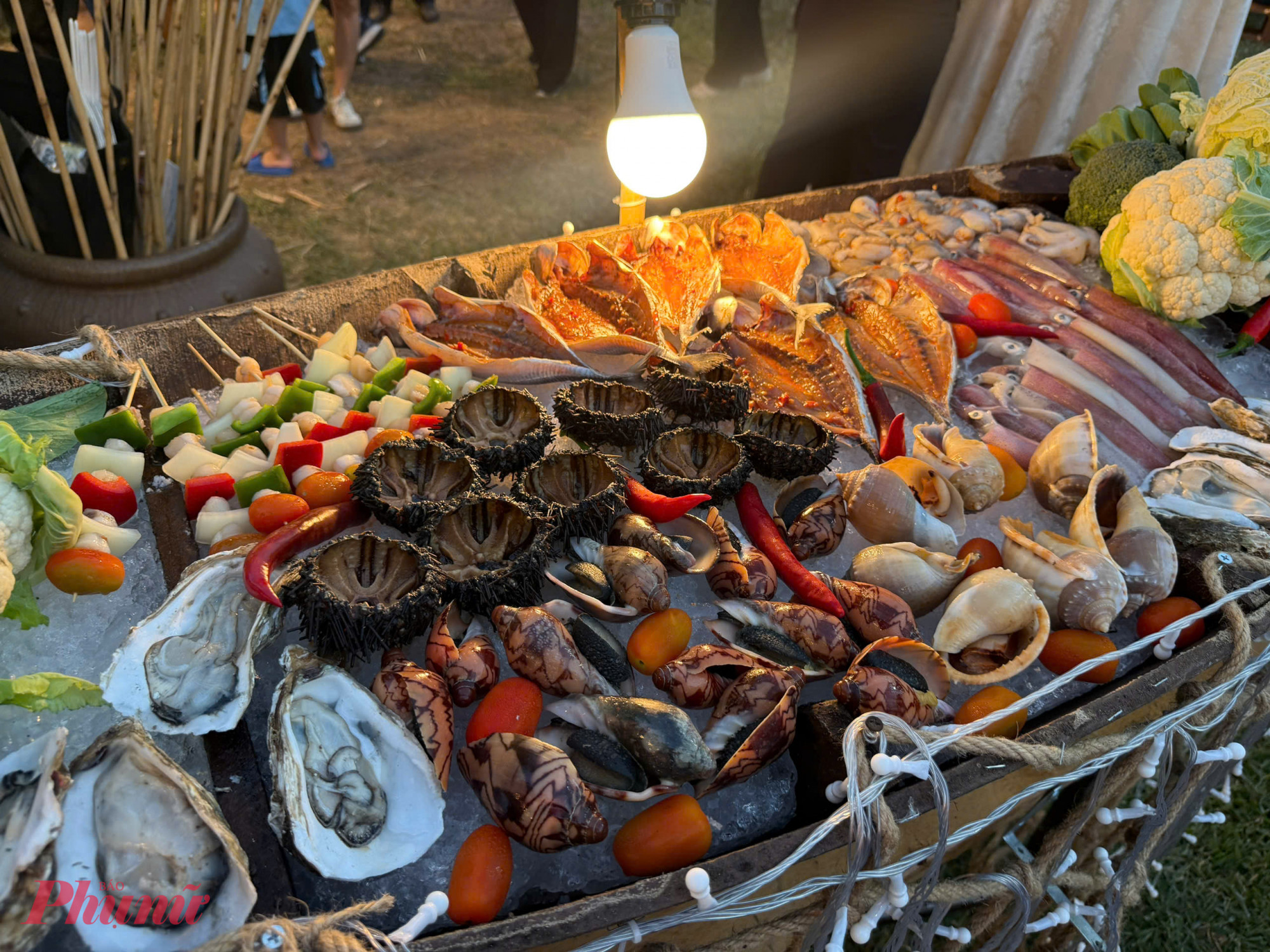 Các món hải sản tươi sống cũng thu hút tại lễ hội.