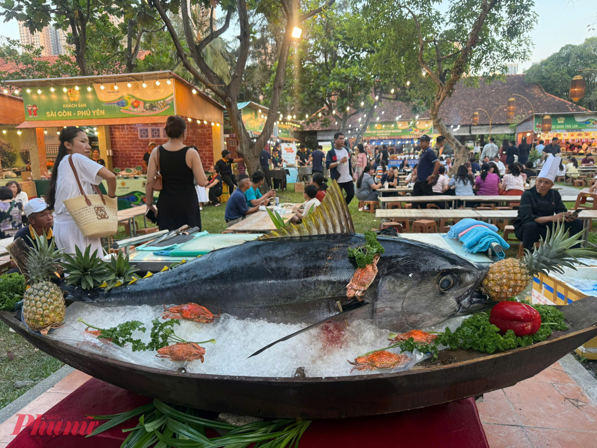 Khách sạn Sài Gòn - Phú Yên mang cả con cá ngừ vào không gian lễ hội để phục vụ khách.