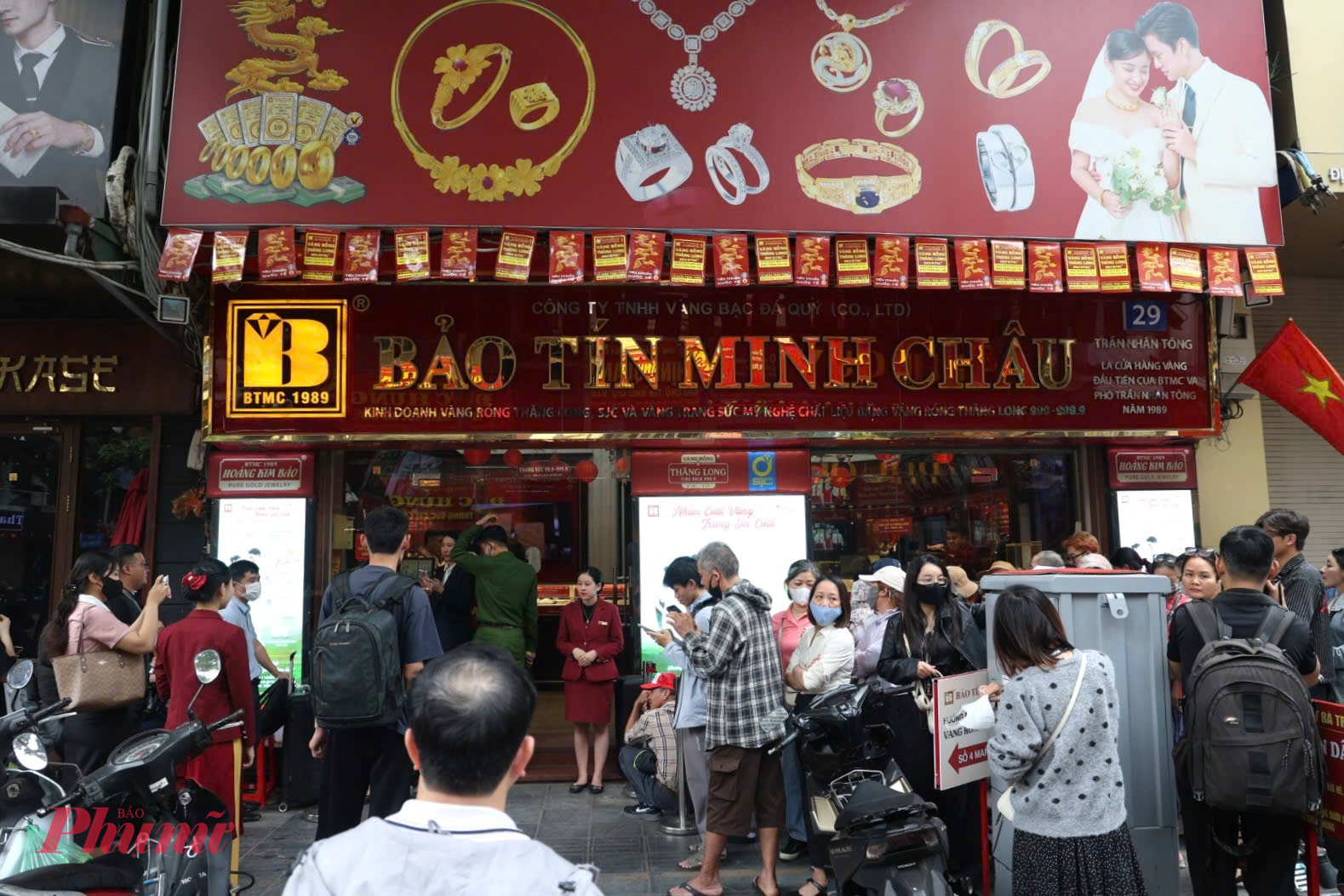 Việc trả vàng được thực hiện đúng theo ngày ghi trên giấy hẹn, bao gồm cả các đơn hàng đến hạn trong ngày hoặc trước đó. Các điểm giao dịch cũng được bố trí tách biệt khu vực, trong đó một bên thực hiện bán và trả vàng cho khách, bên còn lại phục vụ nhu cầu mua vàng.