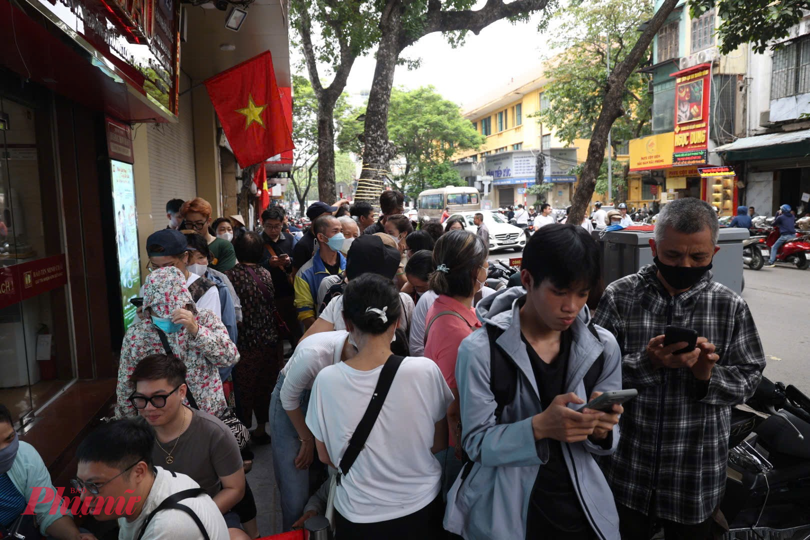 Ghi nhận tại cửa hàng Bảo Tín Minh Châu trên phố Trần Nhân Tông, hàng trăm người dân có mặt, xếp hàng dài chờ giao dịch.