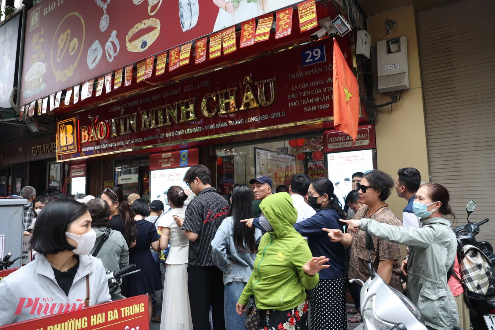 Anh Việt Hưng (phường Hồng Hà) cho biết, vì thấy giá đang thấp nên tranh thủ đến xếp hàng chờ cửa hàng mở cửa để mua vào.