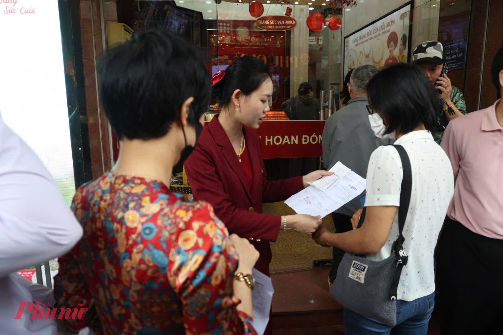 Chị Hồng Hạnh (phường Từ Liêm, Hà Nội)  cho biết ban đầu khá lo lắng khi cửa hàng tạm ngừng giao dịch trong ngày 25/3. Sau khi nhận được thông báo chính thức, chị đã đến nhận vàng theo đúng lịch hẹn, đồng thời cũng muốn mua thêm 2 chỉ vàng để tích luỹ.