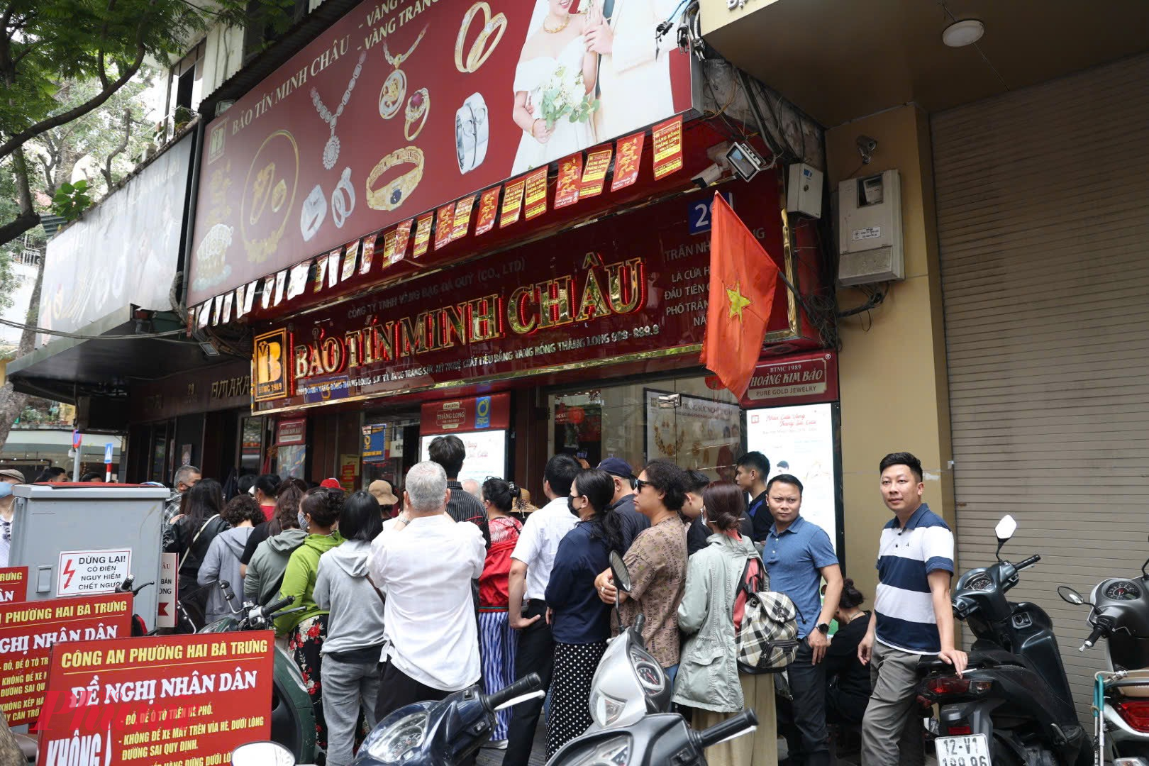 Phần lớn trong số này là những khách đã đặt mua vàng trước đó và đến lấy theo giấy hẹn. Một số người khác cho biết, họ đến sớm để chờ mua vàng.