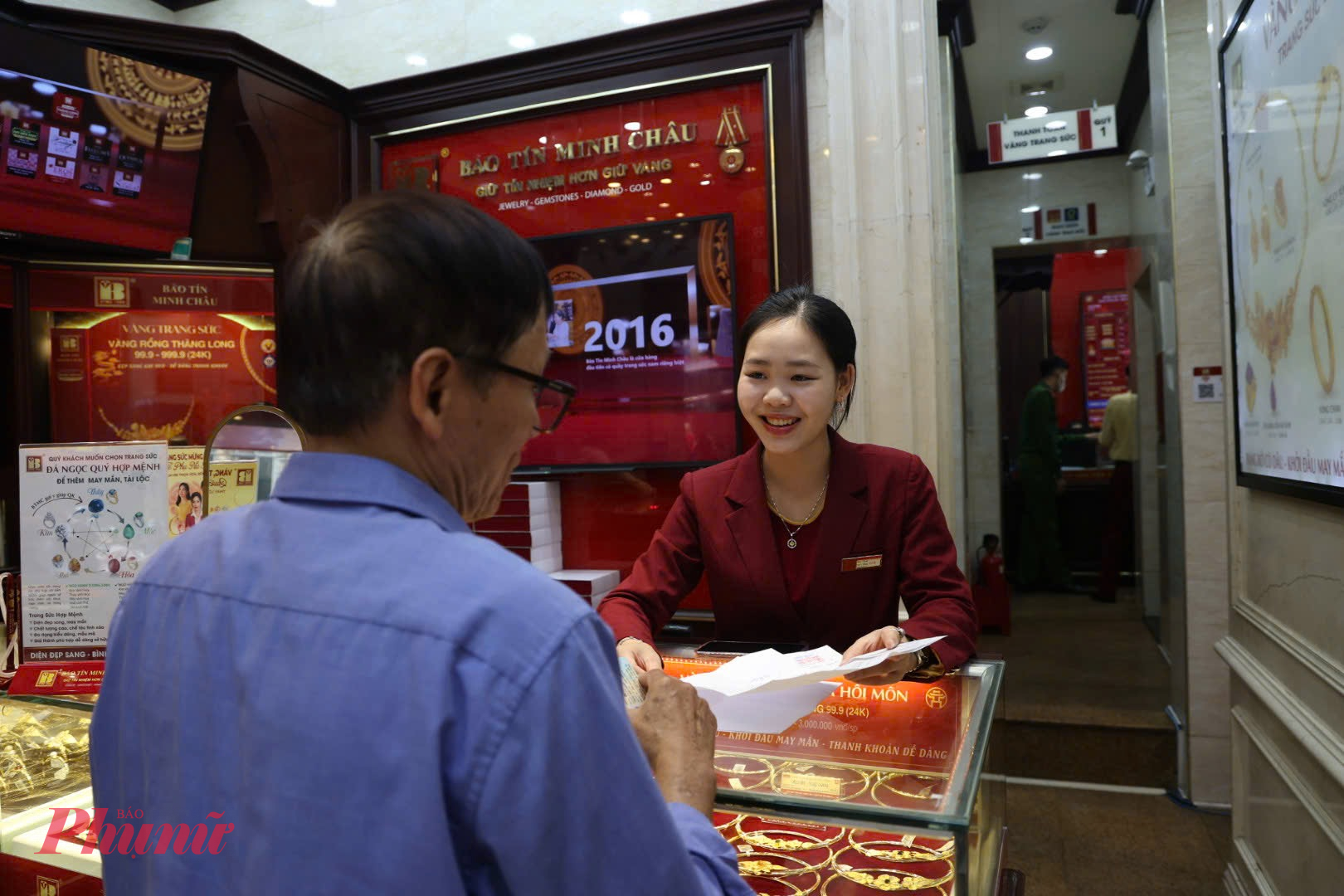 Trước đó, chiều 25/3, một số cửa hàng của Công ty TNHH Bảo Tín Minh Châu tại Hà Nội tạm thời ngừng giao dịch khi lực lượng công an xuất hiện làm việc, khiến hoạt động gián đoạn trong ngày.