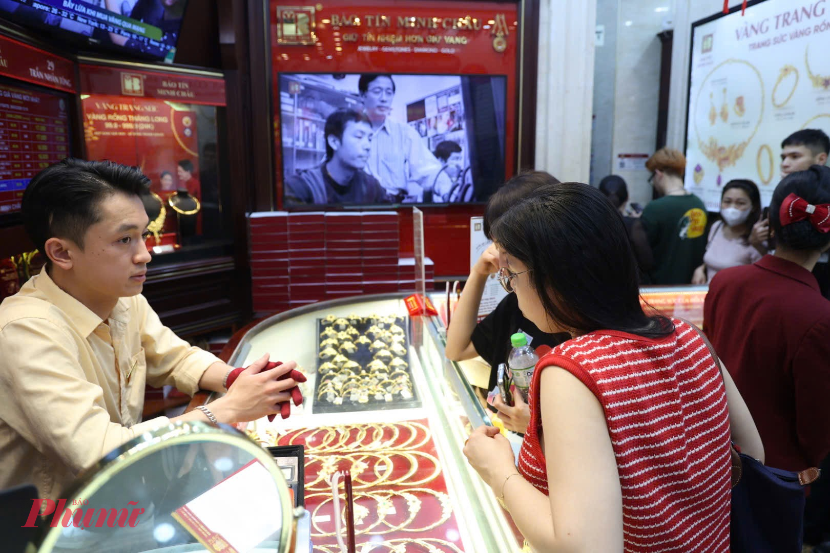 Người dân chờ hàng tiếng đồng hồ xếp hàng từ vỉa hè đến bên trong cửa hàng Bảo Tín Mạnh Hải để lấy vàng