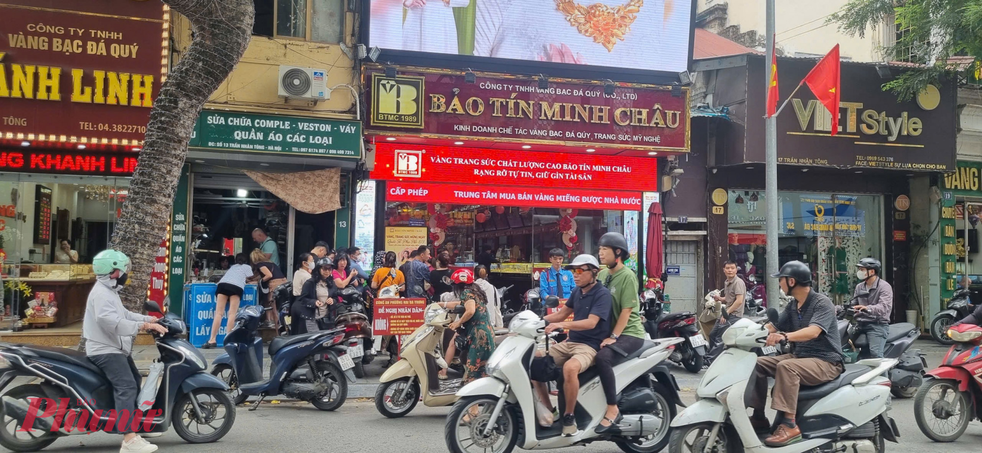 Tối cùng ngày, đại diện doanh nghiệp cho biết việc tạm dừng nhằm phối hợp xác minh một số thông tin và chỉ diễn ra trong thời gian ngắn. Bảo Tín Minh Châu khẳng định toàn bộ hệ thống sẽ hoạt động trở lại từ 12h ngày 26.3, đồng thời cam kết đảm bảo đầy đủ quyền lợi khách hàng và duy trì các tiêu chuẩn chất lượng sản phẩm theo quy định.