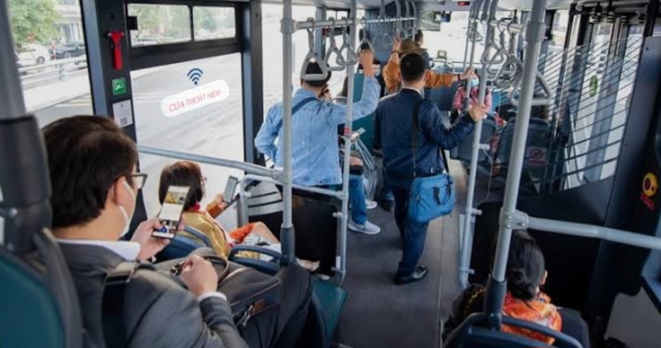 Nhiều người chọn di chuyển bằng phương tiện công cộng - Ảnh: TH
