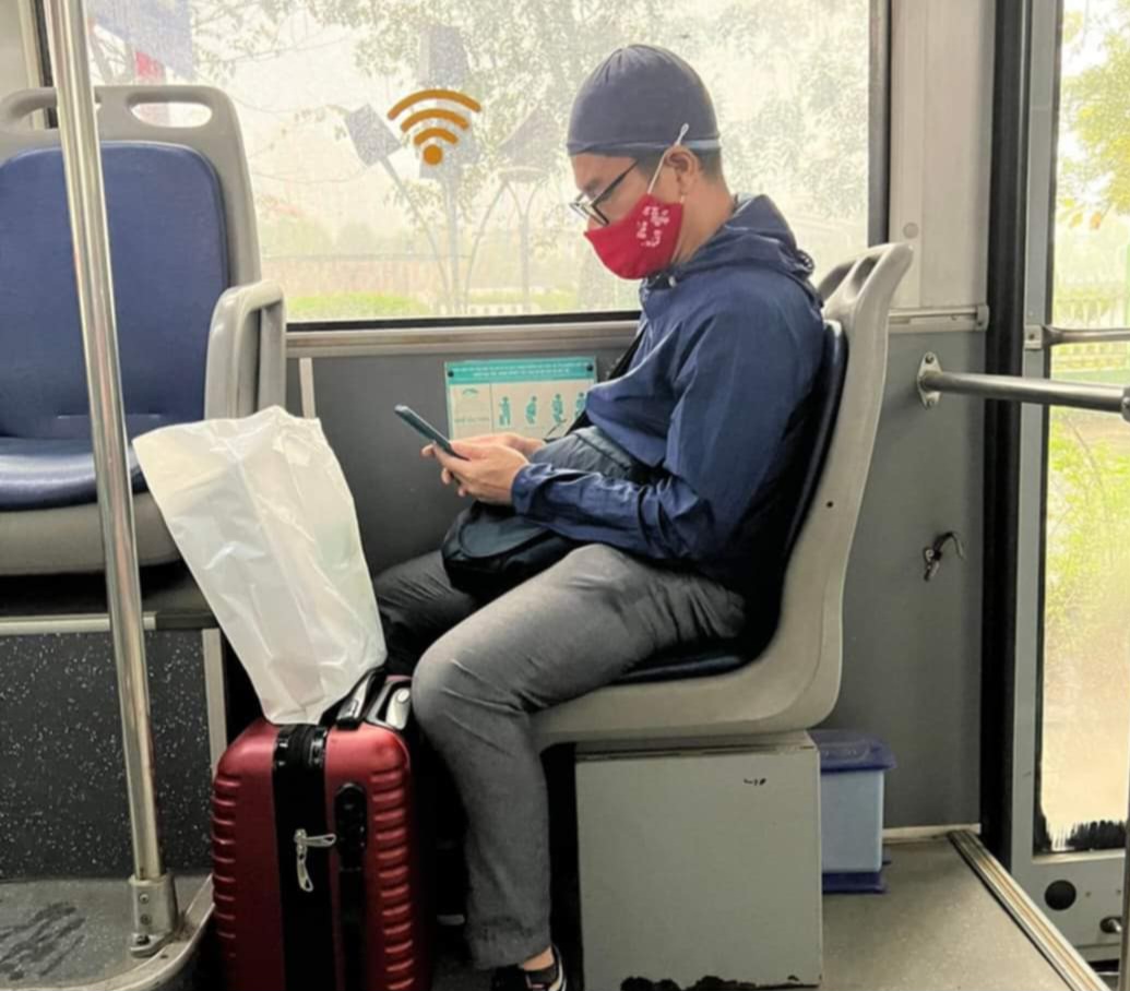 Ông Dũng chọn di chuyển bằng xe bus giúp tiết kiệm tiền xăng xe - Ảnh: T.A