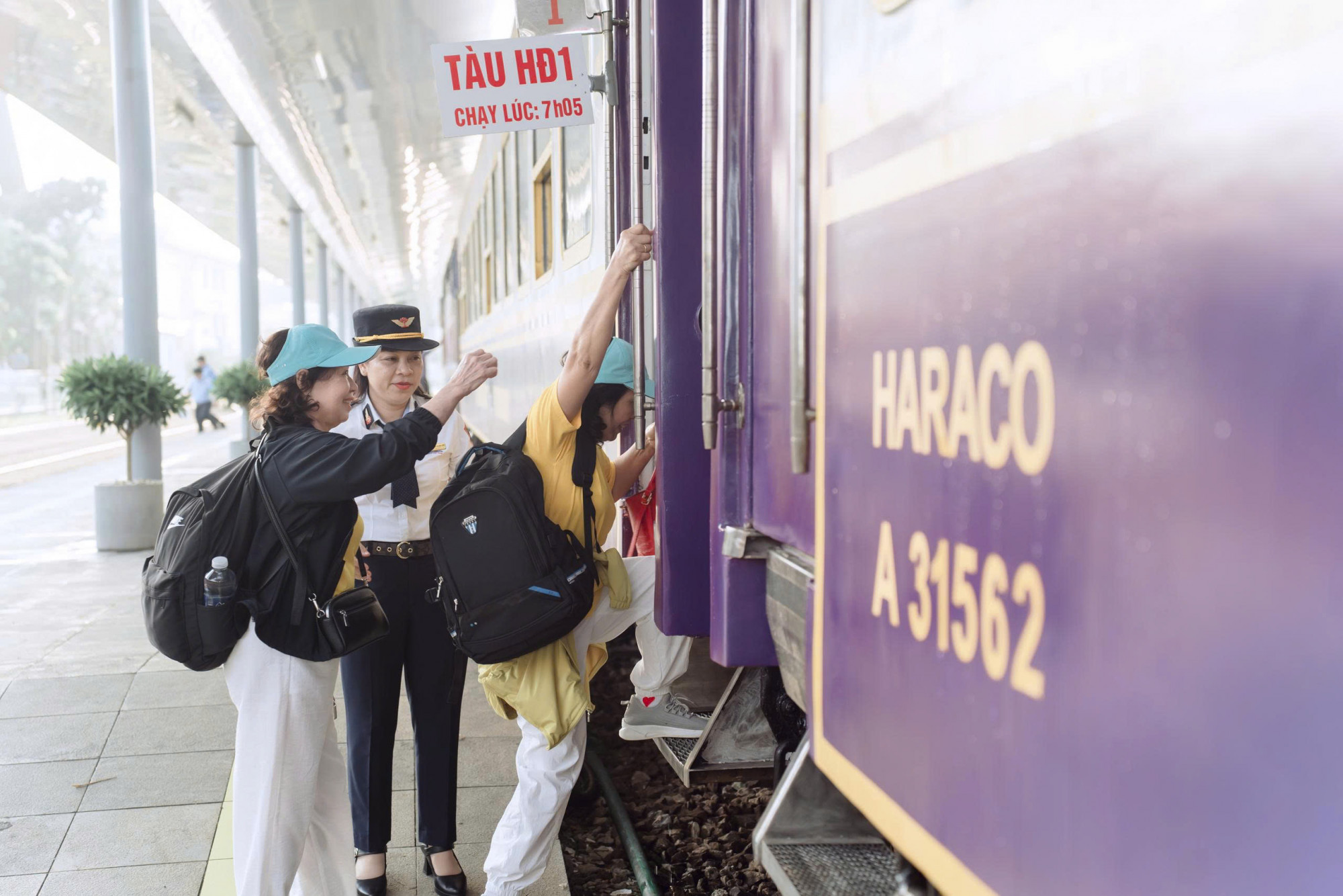 Du khách trải nghiệm trên tàu di sản