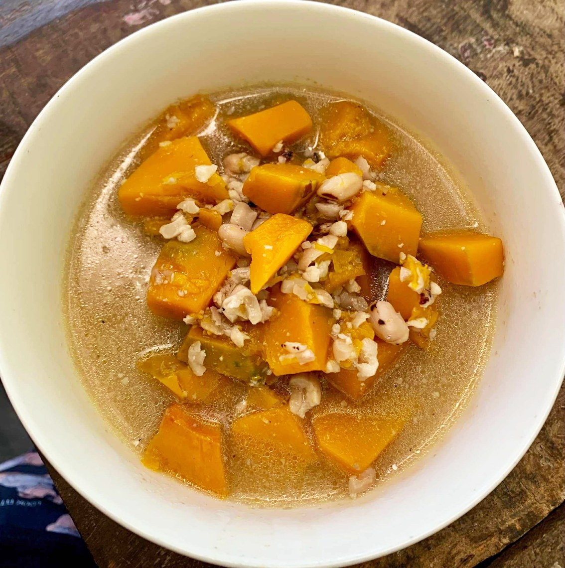 Món canh bí đỏ nấu với đậu phộng và đường  - Ảnh do tác giả cung cấp 