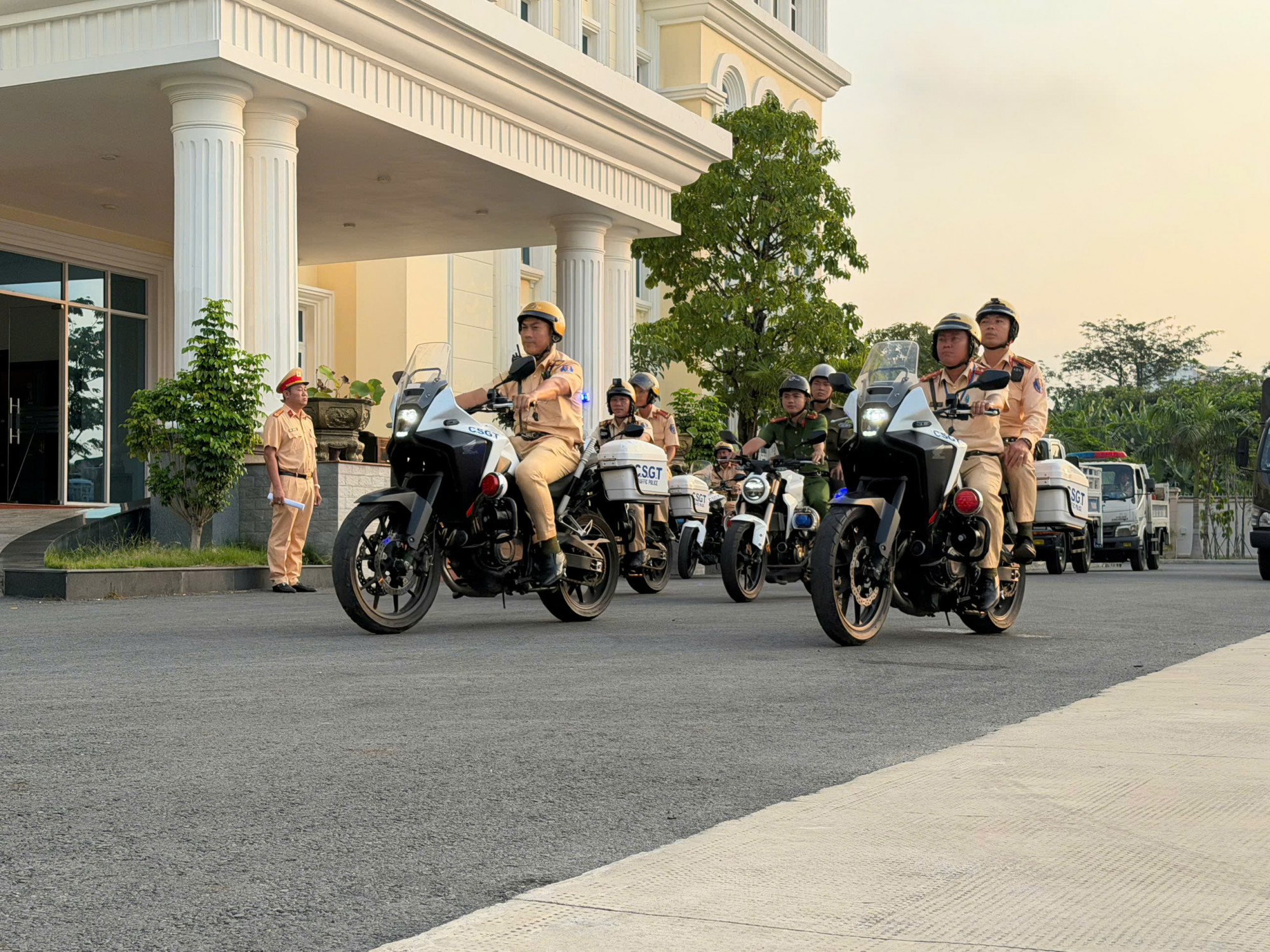 Lực lượng CSGT ra quân thực hiện kế hoạch chuyển hóa địa bàn. Ảnh: A.X.