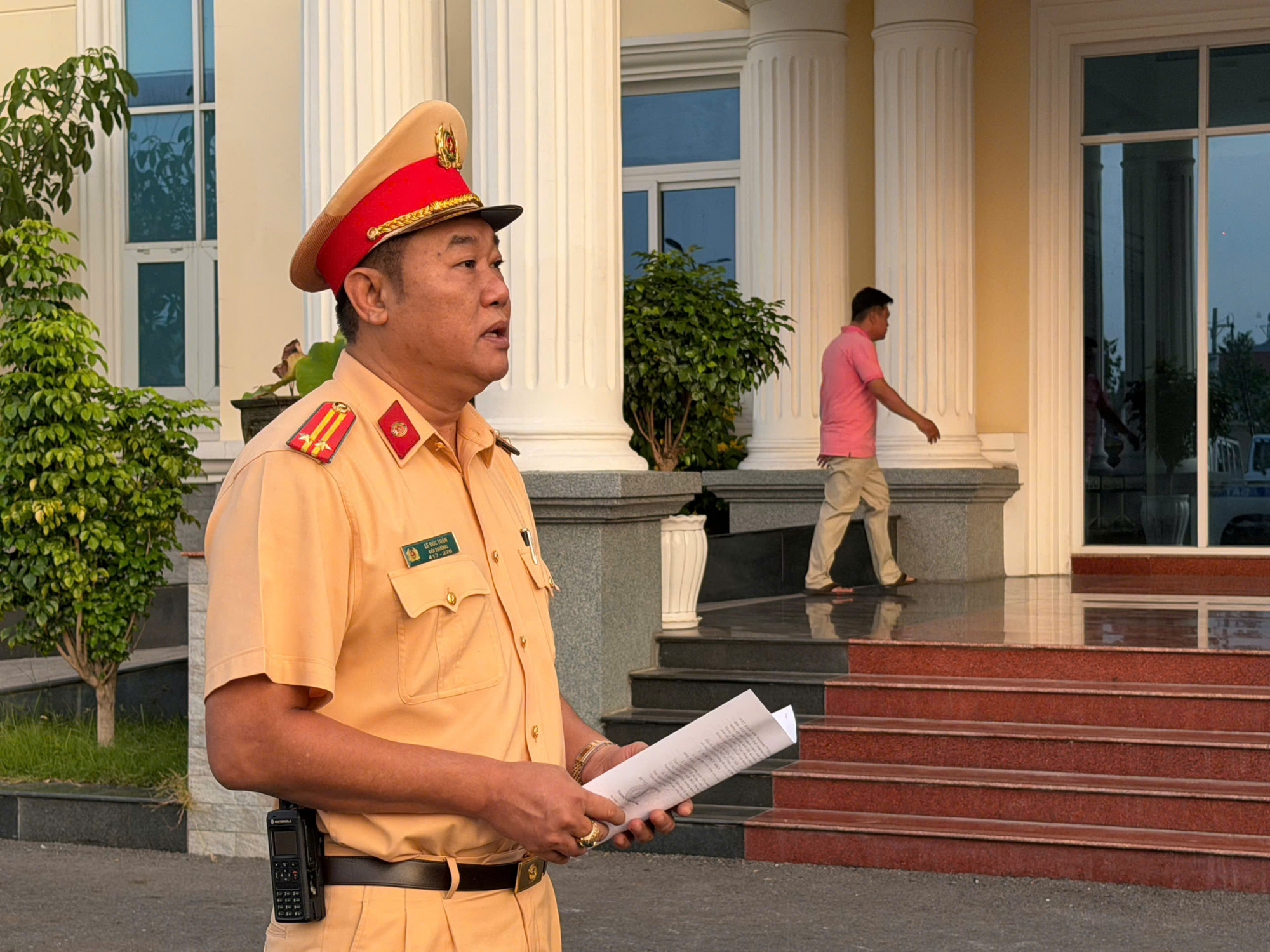 Trung tá Lê Đức Toàn - Đội trưởng Đội CSGT Bình Triệu quán triệt tại buổi ra quân. Ảnh: A.X.