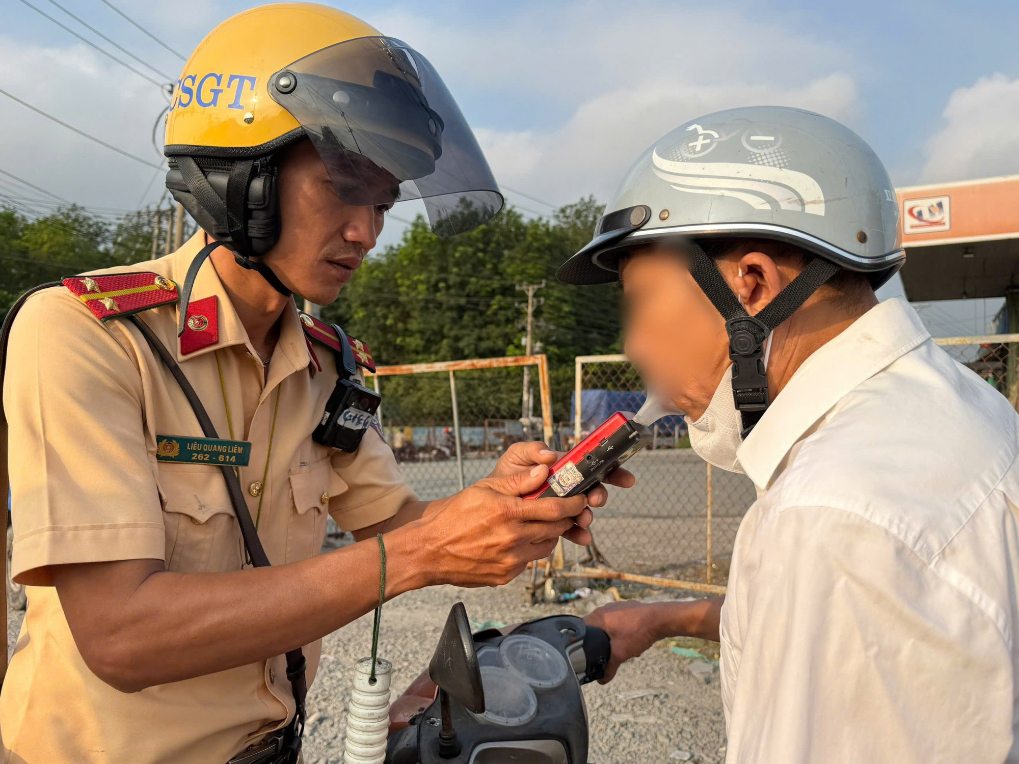 CSGT đo nồng độ cồn với người vi phạm. Ảnh: A.X.