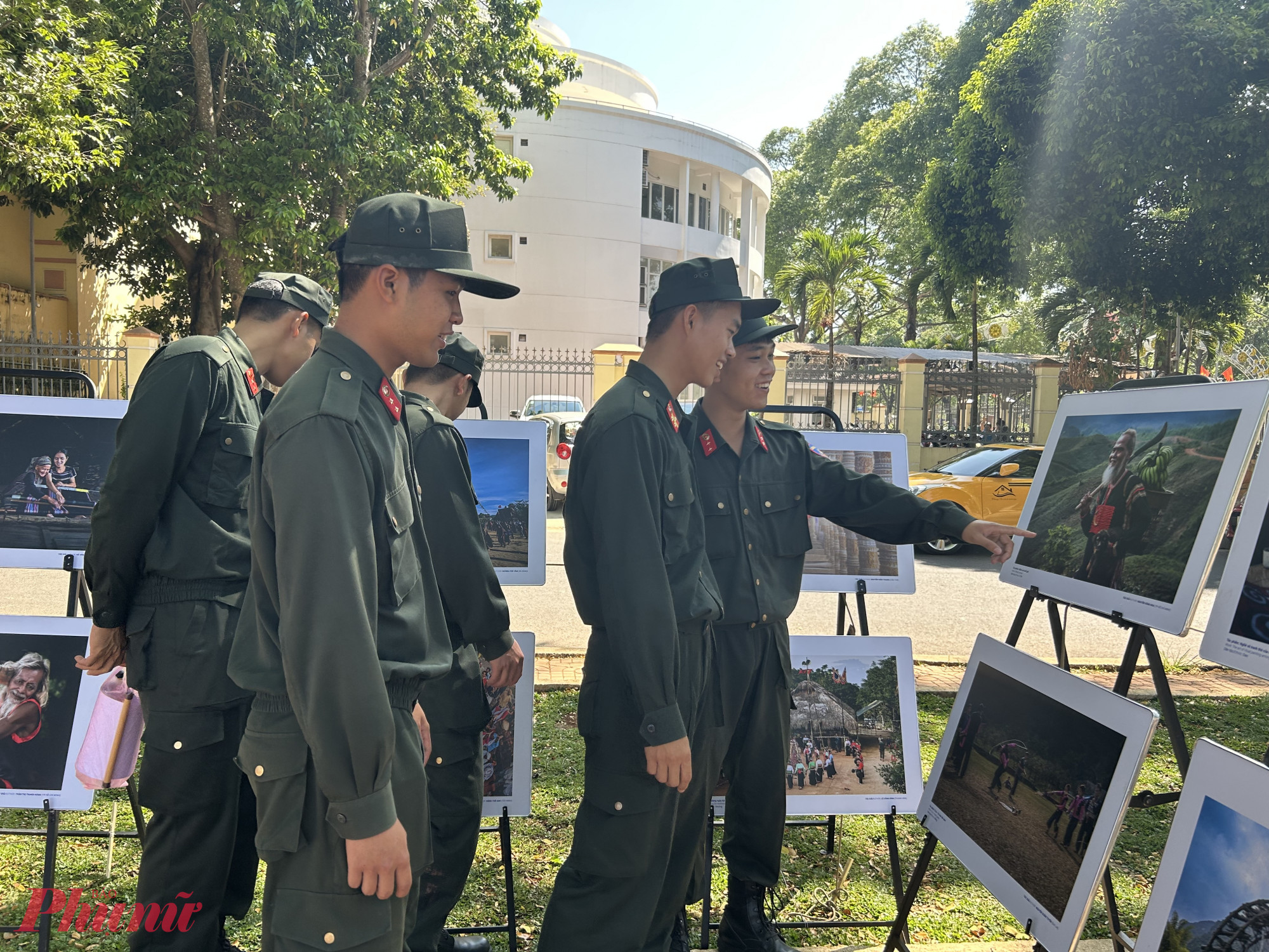 Các chiến sĩ công an tham quan tại triển lãm