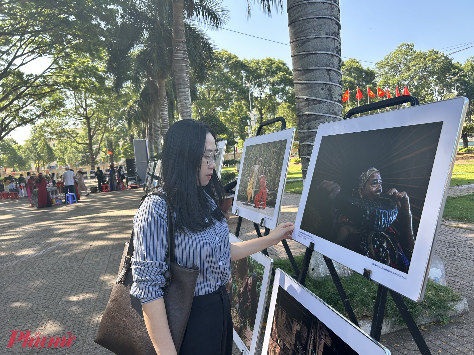 Triển lãm ảnh thu hút sự quan tâm của nhiều bạn trẻ