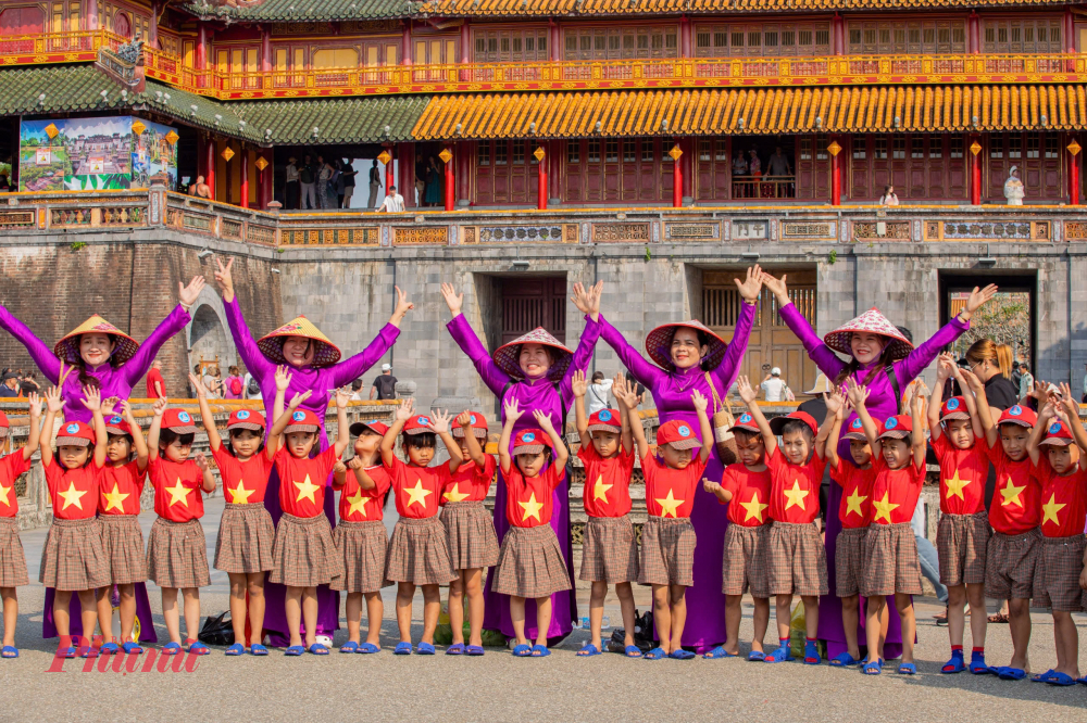 Rất nhiều học sinh và các đoàn khách trong và ngoài nước từ sáng sớm đã tập trung trước cổng Ngọ Môn để làm thục vào tham quan Đại nội Huế