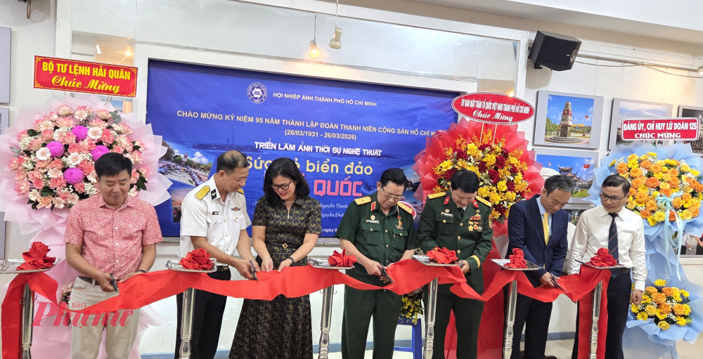 Các đại biểu cắt băng khai mạc triển lãm.