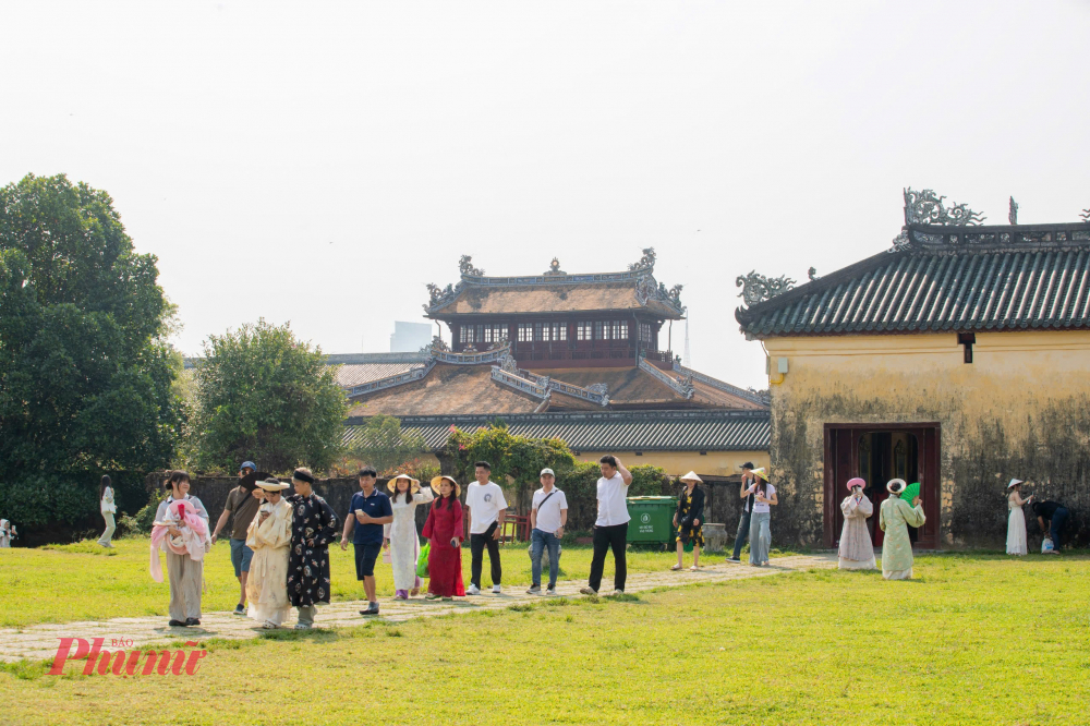 Được biết Chính sách miễn vé được thực hiện theo quy định tại Nghị quyết số 55/2025/NQ-HĐND của HĐND thành phố Huế về mức thu, chế độ thu, nộp, quản lý và sử dụng phí tham quan các di tích lịch sử - văn hóa thuộc quần thể di tích.