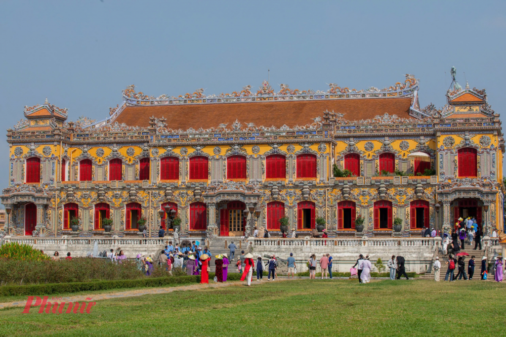 Ở phía Khu vực điện Kiến Trung Điện Kiến Trung tại Đại Nội Huế, công trình vừa được phục dựng tráng lệ theo phong cách Pháp-Ý-Việt, là bối cảnh chính trong phim điện ảnh “ Hoàng hậu cuối cùng”. Bộ phim của đạo diễn Bảo Nhân và Nam Cito tái hiện cuộc sống của Nam Phương Hoàng hậu và vua Bảo Đại giai đoạn 1934-1945, với điện Kiến Trung là nơi ở và làm việc của gia đình vua