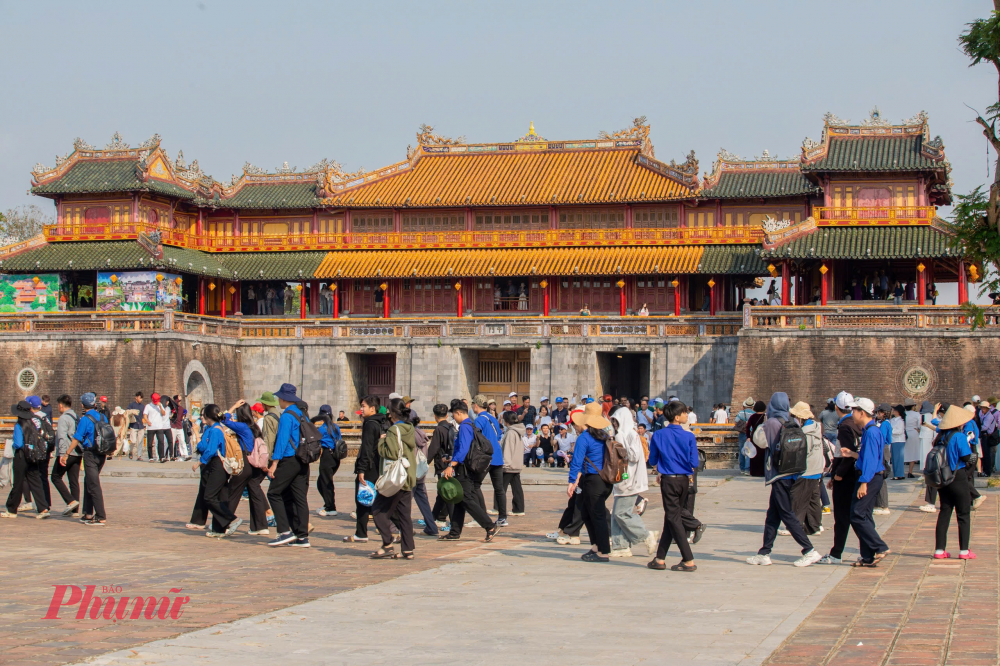 Ngày 26/3, thời tiết thuận lợi cùng chính sách miễn 100% vé cho người dân Việt Nam tham quan nhân dịp Kỷ niệm 51 năm ngày Giải phóng Huế (26-3-1975 - 26-3-2026) đã tạo nên bầu không khí nhộn nhịp tại Đại Nội Huế từ đầu giờ sáng.