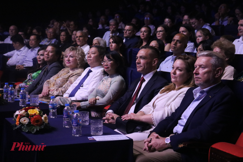 Đến tham dự chương trình còn có sự góp mặt của lãnh đạo các ban, ngành tại Việt Nam và đại diện của lãnh sự quán Liên Bang Nga