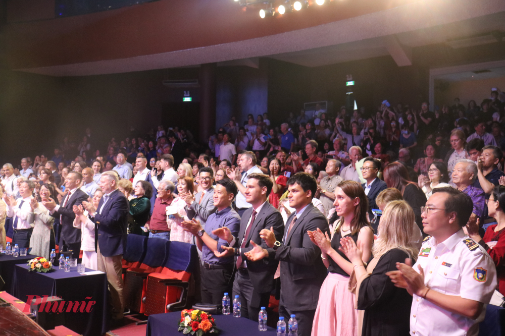 Cuối chương trình, khán giả đồng loạt vỗ tay vì những tiết mục đã hoàn thành thật trọn vẹn và xuất sắc 