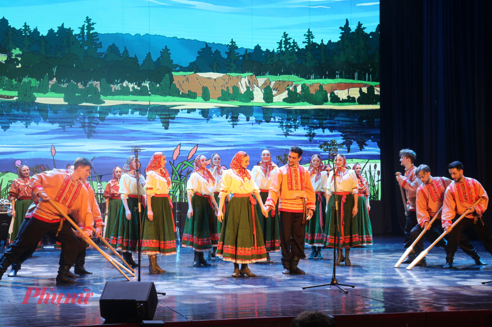 Những tiết mục kết hợp âm nhạc và vũ đạo tái hiện đời sống người dân Siberia.